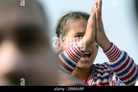 (131228) -- NUOVA DELHI, 28 dicembre 2013 (Xinhua) -- Un giovane sostenitore dell'AAM Aadmi Party (AAP) viene al Ramlila Ground per assistere alla cerimonia di giuramento dei leader del partito a nuova Delhi, India, 28 dicembre 2013. L'AAP ha vinto 28 dei 70 seggi dell'assemblea di Delhi nelle elezioni tenutesi all'inizio di questo mese, spianando la strada al suo leader, Arvind Kejriwal, per diventare il primo ministro di Delhi. Kejriwal, ex funzionario pubblico, ha fatto una campagna per liberare il governo di Delhi dalla corruzione e dall'inefficienza. (Xinhua/Partha Sarkar) INDIA-NUOVA DELHI-AAP-GIURAMENTO-CERIMONIA-SOSTENITORI PUBLICATIONxNOTxINxCHN nuova Delhi DEC 28 20 Foto Stock