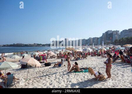 (131228) -- RIO DE JANEIRO, 28 dicembre 2013 (Xinhua) -- la gente si gode il sole sulla spiaggia di Copacabana a Rio de Janeiro, Brasile, 28 dicembre 2013. Una temperatura elevata che raggiunge i 35 gradi Celsius (circa 95 gradi Fahrenheit) ha colpito Rio sabato. (Xinhua/Xu Zijian) BRASILE-RIO DE JANEIRO-ALTA TEMPERATURA-TEMPO LIBERO PUBLICATIONxNOTxINxCHN 131228 Rio de Janeiro DEC 28 2013 celebrità di XINHUA godersi il sole SULLA spiaggia Copacabana di Rio de Janeiro Brasile DEC 28 2013 una temperatura elevata che raggiunge 35 gradi Celsius circa 95 gradi Fahrenheit ha colpito Rio sabato XINHUA Xu Zijian Brasile Rio de Janei Foto Stock