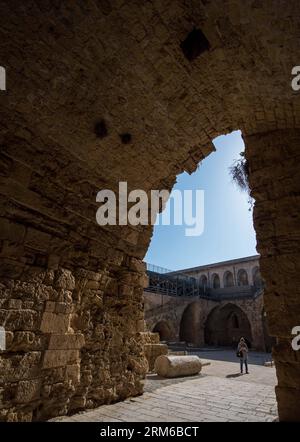 (131231) -- ACRO, 31 dic. 2013 (Xinhua) -- un visitatore si erge nel cortile dove i cavalieri Ospitalieri potesse praticare diverse abilità di combattimento e di condurre esercizi di perforazione nella città vecchia di Acri, nel nord di Israele, a Dic. 27, 2013. La città vecchia di acri in Acro in Israele è stata iscritta nella Lista del Patrimonio Mondiale dell'UNESCO nel 2001. Con una storia di più di 5.000 anni registrate in documenti, acro è una porta murata-città con continui insediamenti fin dal tempo dei Fenici. La città attuale è una caratteristica di una città fortificata del Ottoman risalenti al XVIII e XIX secolo, con tipici u Foto Stock