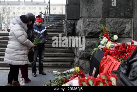 (131231) -- VOLGOGRAD, 31 dicembre 2013 (Xinhua) -- i cittadini presentano fiori alle vittime in una stazione ferroviaria di Volgograd, Russia, il 31 dicembre 2013. Domenica, un attentatore suicida ha strappato una stazione ferroviaria di Volgograd, uccidendo 17 persone e ferendone altre 45. Un'altra bomba è esplosa lunedì mattina in un tram sulla stessa città, lasciando almeno 15 morti e 28 feriti. (Xinhua/Jia Yuchen) RUSSIA-VOLGOGRAD-BLAST PUBLICATIONxNOTxINxCHN Volgograd DEC 31 2013 i cittadini di XINHUA presentano i fiori alle vittime IN una stazione ferroviaria di Volgograd in Russia IL 31 2013 dicembre DI domenica un bombardiere suicida ha strappato un Foto Stock