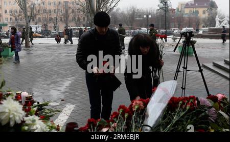 (131231) -- VOLGOGRAD, 31 dicembre 2013 (Xinhua) -- i cittadini presentano fiori alle vittime in una stazione ferroviaria di Volgograd, Russia, il 31 dicembre 2013. Domenica, un attentatore suicida ha strappato una stazione ferroviaria di Volgograd, uccidendo 17 persone e ferendone altre 45. Un'altra bomba è esplosa lunedì mattina in un tram sulla stessa città, lasciando almeno 15 morti e 28 feriti. (Xinhua/Jia Yuchen) RUSSIA-VOLGOGRAD-BLAST PUBLICATIONxNOTxINxCHN Volgograd DEC 31 2013 i cittadini di XINHUA presentano i fiori alle vittime IN una stazione ferroviaria di Volgograd in Russia IL 31 2013 dicembre DI domenica un bombardiere suicida ha strappato un Foto Stock