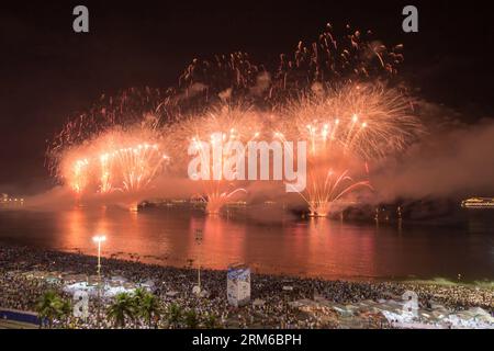 (140101) -- RIO DE JANEIRO, 1 gennaio 2014 (Xinhua) -- i fuochi d'artificio illuminano il cielo nei pressi di Copacabana di Rio de Janeiro che suonano nel nuovo anno in Brasile, 1 gennaio 2014. (Xinhua/Xu Zijian)(srb) BRASILE-RIO DE JANEIRO-CAPODANNO PUBLICATIONxNOTxINxCHN Rio de Janeiro 1 gennaio 2014 i fuochi d'artificio di XINHUA illuminano il cielo vicino a Copacabana di Rio de Janeiro suonano nel nuovo anno in Brasile 1 gennaio 2014 XINHUA Xu Zijian SRB Brasile Rio de Janeiro Capodanno PUBLICATIONXNOTXINXCHN Foto Stock