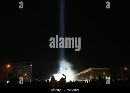 (140101) -- PECHINO, 1 gennaio 2014 (Xinhua) -- un palo luminoso di 11 metri di diametro, chiamato luce di Pechino, è esposto al China Millennium Monument di Pechino, per accogliere l'arrivo del nuovo anno il 1° gennaio 2014. (Xinhua/li Mingfang) CHINA-BEIJING-CELEBRATING-NEW YEAR PUBLICATIONxNOTxINxCHN Pechino 1 gennaio 2014 il Polo luminoso XINHUA a 11 metri di diametro chiamato Light of Beijing È esposto AL China Millennium Monument di Pechino per accogliere l'arrivo del nuovo anno IL 1 gennaio 2014 XINHUA ha lasciato Mingfang Cina Pechino celebra il nuovo anno PUBLICATIONxNOTxINxCHN Foto Stock