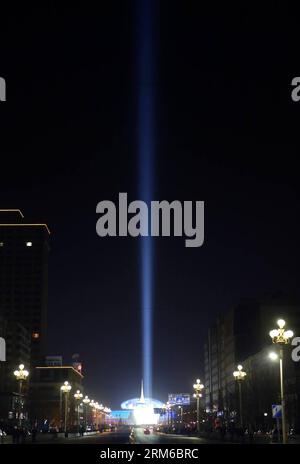 (140101) -- PECHINO, 1 gennaio 2014 (Xinhua) -- un palo luminoso di 11 metri di diametro, chiamato luce di Pechino, è esposto al China Millennium Monument di Pechino, per accogliere l'arrivo del nuovo anno il 1° gennaio 2014. (Xinhua/li Mingfang) CHINA-BEIJING-CELEBRATING-NEW YEAR PUBLICATIONxNOTxINxCHN Pechino 1 gennaio 2014 il Polo luminoso XINHUA a 11 metri di diametro chiamato Light of Beijing È esposto AL China Millennium Monument di Pechino per accogliere l'arrivo del nuovo anno IL 1 gennaio 2014 XINHUA ha lasciato Mingfang Cina Pechino celebra il nuovo anno PUBLICATIONxNOTxINxCHN Foto Stock