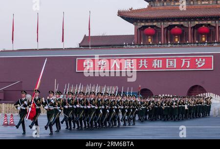 (140101) -- PECHINO, 1 gennaio 2014 (Xinhua) -- le guardie di bandiera nazionali cinesi scortano la bandiera attraverso Chang An Avenue a Pechino, capitale della Cina, 1 gennaio 2014. Quasi 20.000 persone si sono riunite in Piazza Tian Anmen e hanno assistito alla cerimonia di innalzamento della bandiera nazionale il primo giorno del nuovo anno. (Xinhua/Zhang Yu) (hdt) CINA-PECHINO-CAPODANNO- CERIMONIA DI INNALZAMENTO DELLA BANDIERA (CN) PUBLICATIONxNOTxINxCHN Pechino 1 gennaio 2014 XINHUA guardie di bandiera nazionali cinesi scortano la bandiera attraverso il Chang verso Avenue a Pechino capitale della Cina 1 gennaio 2014 parrocchiani 20 000 celebrità riunite al Tian anmen Squar Foto Stock