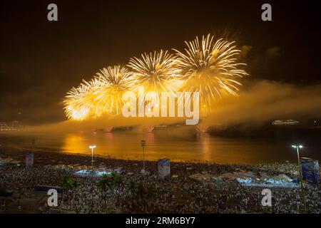 (140101) -- RIO DE JANEIRO, 1 gennaio 2014 (Xinhua) -- i fuochi d'artificio illuminano il cielo nei pressi di Copacabana di Rio de Janeiro che suonano nel nuovo anno in Brasile, 1 gennaio 2014. (Xinhua/Xu Zijian)(srb) BRASILE-RIO DE JANEIRO-CAPODANNO PUBLICATIONxNOTxINxCHN Rio de Janeiro 1 gennaio 2014 i fuochi d'artificio di XINHUA illuminano il cielo vicino a Copacabana di Rio de Janeiro suonano nel nuovo anno in Brasile 1 gennaio 2014 XINHUA Xu Zijian SRB Brasile Rio de Janeiro Capodanno PUBLICATIONXNOTXINXCHN Foto Stock