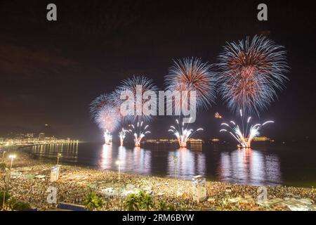 (140101) -- RIO DE JANEIRO, 1 gennaio 2014 (Xinhua) -- i fuochi d'artificio illuminano il cielo nei pressi di Copacabana di Rio de Janeiro che suonano nel nuovo anno in Brasile, 1 gennaio 2014. (Xinhua/Xu Zijian)(srb) BRASILE-RIO DE JANEIRO-CAPODANNO PUBLICATIONxNOTxINxCHN Rio de Janeiro 1 gennaio 2014 i fuochi d'artificio di XINHUA illuminano il cielo vicino a Copacabana di Rio de Janeiro suonano nel nuovo anno in Brasile 1 gennaio 2014 XINHUA Xu Zijian SRB Brasile Rio de Janeiro Capodanno PUBLICATIONXNOTXINXCHN Foto Stock