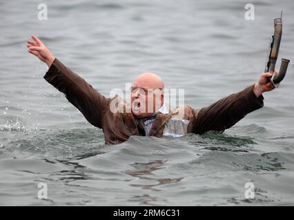 VANCOUVER, 1 gennaio 2014 - Un uomo partecipa alla 94a edizione annuale di Polar Bear Swim 2014 a Vancouver, Canada, 1 gennaio 2014. Il Vancouver Polar Bear Swim ha celebrato il suo 94° anniversario il giorno di Capodanno, quando centinaia di rivelatori in costumi a tema che spaziano dai supereroi alle renne e alle sirene si sono schiantate nel mare, divertendosi tra le onde gelide. (Xinhua/Sergei Bachlakov) CANADA-VANCOUVER-POLAR BEAR SWIM PUBLICATIONxNOTxINxCHN Vancouver 1 gennaio 2014 un uomo prende parte alla 94a annuale Polar Bear Swim 2014 a Vancouver Canada 1 gennaio 2014 la Vancouver Polar Bear Swim ha celebrato il suo 94° AN Foto Stock