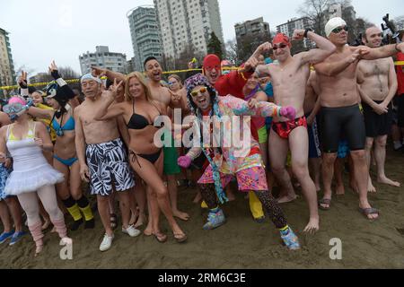 VANCOUVER, 1 gennaio 2014 - le persone prendono parte alla 94a nuotata annuale Polar Bear Swim 2014 a Vancouver, Canada, 1 gennaio 2014. Il Vancouver Polar Bear Swim ha celebrato il suo 94° anniversario il giorno di Capodanno, quando centinaia di rivelatori in costumi a tema che spaziano dai supereroi alle renne e alle sirene si sono schiantate nel mare, divertendosi tra le onde gelide. (Xinhua/Sergei Bachlakov) CANADA-VANCOUVER-POLAR BEAR SWIM PUBLICATIONxNOTxINxCHN Vancouver 1 gennaio 2014 le celebrità prendono parte alla 94a nuotata annuale dell'orso polare 2014 a Vancouver Canada 1 gennaio 2014 Vancouver Polar Bear Swim ha celebrato il suo 94 Foto Stock