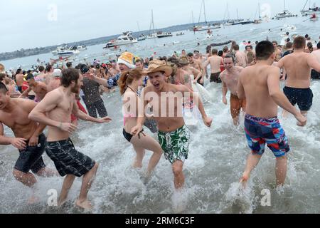 VANCOUVER, 1 gennaio 2014 - le persone prendono parte alla 94a nuotata annuale Polar Bear Swim 2014 a Vancouver, Canada, 1 gennaio 2014. Il Vancouver Polar Bear Swim ha celebrato il suo 94° anniversario il giorno di Capodanno, quando centinaia di rivelatori in costumi a tema che spaziano dai supereroi alle renne e alle sirene si sono schiantate nel mare, divertendosi tra le onde gelide. (Xinhua/Sergei Bachlakov) CANADA-VANCOUVER-POLAR BEAR SWIM PUBLICATIONxNOTxINxCHN Vancouver 1 gennaio 2014 le celebrità prendono parte alla 94a nuotata annuale dell'orso polare 2014 a Vancouver Canada 1 gennaio 2014 Vancouver Polar Bear Swim ha celebrato il suo 94 Foto Stock