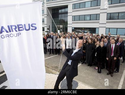 (140102) -- TOLOSA, 2 gennaio 2014 (Xinhua) -- la foto del file scattata il 18 dicembre 2013 mostra Tom Enders, CEO di Airbus Group, che alza una bandiera con un nuovo logo davanti alla sede centrale del gruppo Airbus a Tolosa, in Francia. Il gigante aerospaziale europeo Aeronautic, Defense and Space Corporation (EADS) il 1 gennaio si rinominò formalmente dopo il suo marchio di punta, Airbus, nel tentativo di snellire la struttura della società e aumentare il predominio dell'aeronautica commerciale. (Xinhua) FRANCE-TOULOUSE-EADS-AIRBUS-RENAME PUBLICATIONxNOTxINxCHN Foto Stock