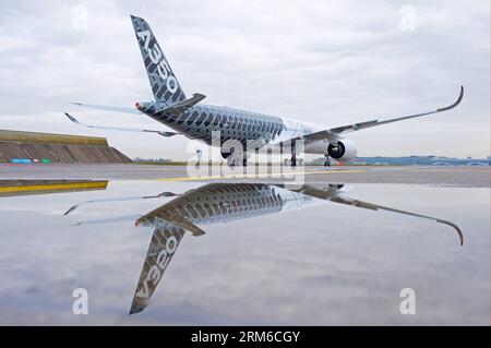 (140102) -- TOLOSA, 2 gennaio 2014 (Xinhua) -- la foto fornita dal gruppo Airbus mostra l'A350 MSN2 con una speciale livrea di carbonio che si vede nello stabilimento di Tolosa, nel sud della Francia, 2 gennaio 2014. Airbus ha lanciato il suo terzo aeromobile A350 XWB, MSN2, dal negozio di verniciatura di Tolosa, segnando un'altra pietra miliare di successo sulla strada per l'entrata in servizio nel quarto trimestre del 2014. Oltre a presentare una caratteristica livrea Carbon Signature che riflette la sua costruzione primaria con materiali avanzati, questo aeromobile è anche il primo di due aeromobili di prova in volo A350 ad essere equipaggiato con un passeggero completo c Foto Stock