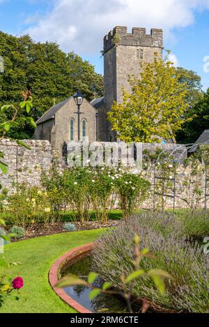 Vista della chiesa di St Mary e di St Fagans dal roseto nei giardini del castello di St Fagans, Cardiff, Galles Foto Stock