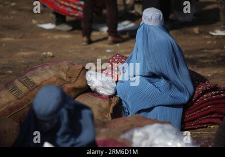 (140104) -- KABUL, 4 gennaio 2014 (Xinhua) -- le donne afghane attendono il recepimento dopo aver ricevuto i soccorsi invernali donati dal governo tedesco a Kabul, Afghanistan, il 4 gennaio 2014. Centinaia di famiglie sfollate hanno ricevuto aiuti invernali sabato. (Xinhua/Ahmad Massoud) AFGHANISTAN-KABUL-SOCCORSO INVERNALE PUBLICATIONxNOTxINxCHN Kabul 4 gennaio 2014 le donne afghane XINHUA aspettano dopo aver ricevuto i beni di soccorso invernale donati dal governo tedesco a Kabul Afghanistan IL 4 gennaio 2014 centinaia di famiglie sfollate hanno ricevuto i beni di soccorso invernale sabato XINHUA Ahmad Massoud Afghanistan Kabul Wint Foto Stock