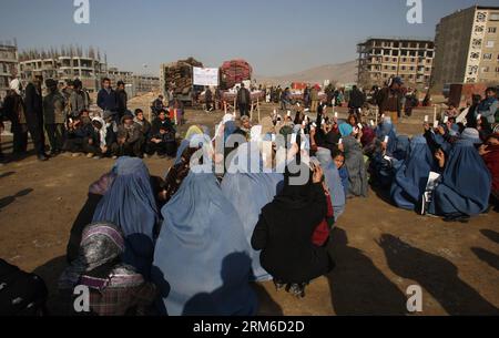 (140104) -- KABUL, 4 gennaio 2014 (Xinhua) -- le donne afghane attendono di ricevere i soccorsi invernali donati dal governo tedesco a Kabul, Afghanistan, il 4 gennaio 2014. Centinaia di famiglie sfollate hanno ricevuto aiuti invernali sabato. (Xinhua/Ahmad Massoud) AFGHANISTAN-KABUL-WINTER RELIEF PUBLICATIONxNOTxINxCHN Kabul 4 gennaio 2014 le donne afghane di XINHUA attendono di ricevere i beni di soccorso invernale donati dal governo tedesco a Kabul Afghanistan IL 4 gennaio 2014 centinaia di famiglie sfollate hanno ricevuto beni di soccorso invernale sabato XINHUA Ahmad Massoud Afghanistan Kabul Winter Relief PUBLICATIONTXINXINXCHN Foto Stock