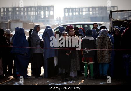 (140104) -- KABUL, 4 gennaio 2014 (Xinhua) -- le donne afghane attendono di ricevere i soccorsi invernali donati dal governo tedesco a Kabul, Afghanistan, il 4 gennaio 2014. Centinaia di famiglie sfollate hanno ricevuto aiuti invernali sabato. (Xinhua/Ahmad Massoud) AFGHANISTAN-KABUL-WINTER RELIEF PUBLICATIONxNOTxINxCHN Kabul 4 gennaio 2014 le donne afghane di XINHUA attendono di ricevere i beni di soccorso invernale donati dal governo tedesco a Kabul Afghanistan IL 4 gennaio 2014 centinaia di famiglie sfollate hanno ricevuto beni di soccorso invernale sabato XINHUA Ahmad Massoud Afghanistan Kabul Winter Relief PUBLICATIONTXINXINXCHN Foto Stock