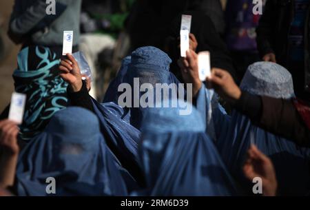 (140104) -- KABUL, 4 gennaio 2014 (Xinhua) -- le donne afghane attendono di ricevere i soccorsi invernali donati dal governo tedesco a Kabul, Afghanistan, il 4 gennaio 2014. Centinaia di famiglie sfollate hanno ricevuto aiuti invernali sabato. (Xinhua/Ahmad Massoud) AFGHANISTAN-KABUL-WINTER RELIEF PUBLICATIONxNOTxINxCHN Kabul 4 gennaio 2014 le donne afghane di XINHUA attendono di ricevere i beni di soccorso invernale donati dal governo tedesco a Kabul Afghanistan IL 4 gennaio 2014 centinaia di famiglie sfollate hanno ricevuto beni di soccorso invernale sabato XINHUA Ahmad Massoud Afghanistan Kabul Winter Relief PUBLICATIONTXINXINXCHN Foto Stock