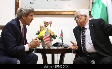 (140104) -- RAMALLAH, 4 gennaio 2014 (Xinhua) -- il Segretario di Stato americano John Kerry (L) incontra il Presidente palestinese Mahmoud Abbas nella città di Ramallah, 4 gennaio 2014. Dal suo arrivo nella regione e fino alla sua partenza per Amman, Kerry si sposterà tra Ramallah e Gerusalemme, incontrando funzionari palestinesi e israeliani. (Xinhua/Pool/Fadi Arouri) MIDEAST-RAMALLAH-US-KERRY-VISIT PUBLICATIONxNOTxINxCHN Ramallah 4 gennaio 2014 XINHUA il Segretario di Stato Degli Stati Uniti John Kerry l incontra il presidente PALESTINESE Mahmoud Abbas nella città di Ramallah 4 gennaio 2014 dal suo Arriv Foto Stock