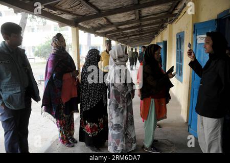 La gente aspetta in fila per votare in una fase elettorale durante le decime elezioni del parlamento a Dacca, Bangladesh, 5 gennaio 2014. I seggi elettorali in Bangladesh hanno aperto domenica mattina per le controverse elezioni parlamentari boicottate dal principale partito di opposizione che ha imposto uno sciopero e un blocco a livello nazionale non-stop. (Xinhua/Shariful Islam)(zhf) BANGLADESH-DACCA-ELEZIONE-VOTO PUBLICATIONxNOTxINxCHN celebrità attendono in fila per VOTARE A un sondaggio durante le decime elezioni parlamentari a Dacca Bangladesh 5 gennaio 2014 i seggi in Bangladesh hanno aperto domenica mattina per le controverse elezioni parlamentari Foto Stock