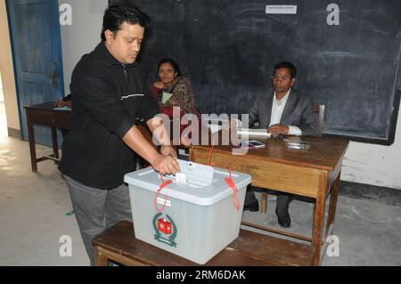 Un bengalese lancia il suo voto in un collegio elettorale durante le decime elezioni parlamentari a Dacca, Bangladesh, il 5 gennaio 2014. I seggi elettorali in Bangladesh hanno aperto domenica mattina per le controverse elezioni parlamentari boicottate dal principale partito di opposizione che ha imposto uno sciopero e un blocco a livello nazionale non-stop. (Xinhua/Shariful Islam)(zhf) BANGLADESH-DHAKA-ELEZIONE-VOTO PUBLICATIONxNOTxINxCHN un bengalese lancia il suo VOTO IN una stazione di polling durante le decime elezioni parlamentari a Dhaka Bangladesh 5 gennaio 2014 i seggi in Bangladesh hanno aperto domenica mattina per il controverso Parliam Foto Stock