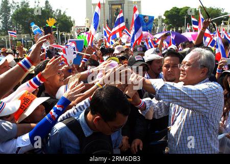 BANGKOK, -- Suthep Thaugsuban (1° R, fronte), segretario generale del Comitato di riforma Democratica del popolo, saluta i sostenitori durante una manifestazione di riscaldamento nel centro di Bangkok, Thailandia, 5 gennaio 2014. Domenica mattina, i manifestanti anti anti-governativi della Thailandia hanno iniziato un raduno di riscaldamento per mobilitare più persone per unirsi a una campagna di massa pianificata il 13 gennaio per paralizzare la capitale. (Xinhua/Rachen Sageamsak) THAILANDIA-BANGKOK-MANIFESTANTI-WARM-UP-RALLY PUBLICATIONxNOTxINxCHN Bangkok Suthep Thaugsuban 1° Segretario generale del Comitato di riforma Democratica delle celebrità accoglie i sostenitori durante un riscaldamento R Foto Stock