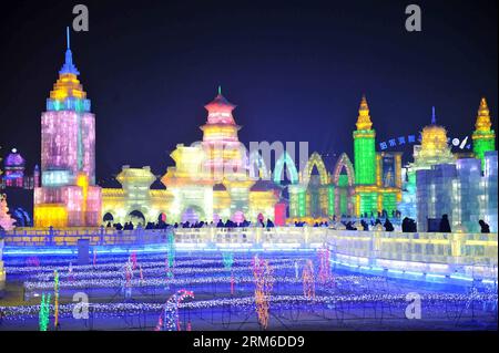 (140105) -- HARBIN, 5 gennaio 2014 (Xinhua) -- Visitors tour in the Ice and Snow World a Harbin, capitale della provincia di Heilongjiang nella Cina nord-orientale, 5 gennaio 2014. Il 30° Harbin International Ice and Snow Festival ha aperto qui la domenica sera. L'industria del turismo del ghiaccio e della neve di Harbin si è sviluppata per 50 anni dal 1963. (Xinhua/Wang Jianwei) (zc) CHINA-HARBIN-ICE AND SNOW FESTIVAL (CN) PUBLICATIONxNOTxINxCHN Harbin 5 gennaio 2014 XINHUA Visitors Tour nel mondo del GHIACCIO e della neve ad Harbin capitale della provincia di Heilongjiang della Cina nord-orientale 5 gennaio 2014 la 30a edizione internazionale DEL GHIACCIO e della festa della neve di Harbin Foto Stock