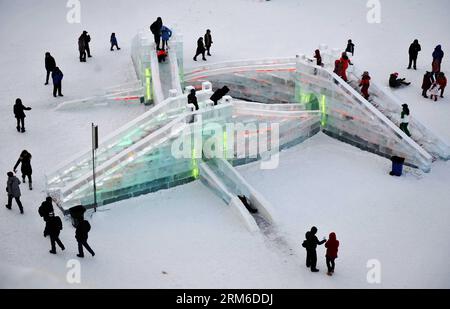 (140105) -- HARBIN, 5 gennaio 2014 (Xinhua) -- Visitors tour in the Ice and Snow World a Harbin, capitale della provincia di Heilongjiang nella Cina nord-orientale, 5 gennaio 2014. Il 30° Harbin International Ice and Snow Festival ha aperto qui la domenica sera. L'industria del turismo del ghiaccio e della neve di Harbin si è sviluppata per 50 anni dal 1963. (Xinhua/Wang Jianwei) (zc) CHINA-HARBIN-ICE AND SNOW FESTIVAL (CN) PUBLICATIONxNOTxINxCHN Harbin 5 gennaio 2014 XINHUA Visitors Tour nel mondo del GHIACCIO e della neve ad Harbin capitale della provincia di Heilongjiang della Cina nord-orientale 5 gennaio 2014 la 30a edizione internazionale DEL GHIACCIO e della festa della neve di Harbin Foto Stock