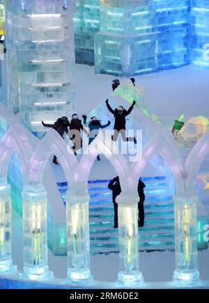 (140105) -- HARBIN, 5 gennaio 2014 (Xinhua) -- Visitors tour in the Ice and Snow World a Harbin, capitale della provincia di Heilongjiang nella Cina nord-orientale, 5 gennaio 2014. Il 30° Harbin International Ice and Snow Festival ha aperto qui la domenica sera. L'industria del turismo del ghiaccio e della neve di Harbin si è sviluppata per 50 anni dal 1963. (Xinhua/Wang Jianwei) (zc) CHINA-HARBIN-ICE AND SNOW FESTIVAL (CN) PUBLICATIONxNOTxINxCHN Harbin 5 gennaio 2014 XINHUA Visitors Tour nel mondo del GHIACCIO e della neve ad Harbin capitale della provincia di Heilongjiang della Cina nord-orientale 5 gennaio 2014 la 30a edizione internazionale DEL GHIACCIO e della festa della neve di Harbin Foto Stock