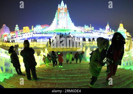 (140105) -- HARBIN, 5 gennaio 2014 (Xinhua) -- Visitors tour in the Ice and Snow World a Harbin, capitale della provincia di Heilongjiang nella Cina nord-orientale, 5 gennaio 2014. Il 30° Harbin International Ice and Snow Festival ha aperto qui la domenica sera. L'industria del turismo del ghiaccio e della neve di Harbin si è sviluppata per 50 anni dal 1963. (Xinhua/Wang Jianwei) (zc) CHINA-HARBIN-ICE AND SNOW FESTIVAL (CN) PUBLICATIONxNOTxINxCHN Harbin 5 gennaio 2014 XINHUA Visitors Tour nel mondo del GHIACCIO e della neve ad Harbin capitale della provincia di Heilongjiang della Cina nord-orientale 5 gennaio 2014 la 30a edizione internazionale DEL GHIACCIO e della festa della neve di Harbin Foto Stock