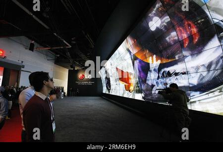 I visitatori guardano i televisori OLED curvi 4K presso lo stand LG, il 7 gennaio 2014, a Las Vegas, negli Stati Uniti. Il CES internazionale 2014 è aperto martedì mattina e durerà fino a venerdì. Ha attirato più di 3.200 espositori che hanno svelato i più recenti prodotti tecnologici di consumo in 15 categorie.(Xinhua/Fang Zhe) (bxq) U.S.-LAS VEGAS-CONSUMER ELECTRONICS SHOW PUBLICATIONxNOTxINxCHN Visitors Watch Curved OLED Television AT the LG Booth ON Jan 7 2014 a Las Vegas negli Stati Uniti il 2014 International CES ha aperto martedì mattina e si carica fino a venerdì ha attirato più di 3 200 mostre Foto Stock