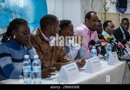 (140108) -- TEL AVIV, (Xinhua) -- Mulugeta Tuumzghi (4th L), rappresentante della comunità dei richiedenti asilo africani, tiene una conferenza stampa a Tel Aviv, Israele, il 7 gennaio 2014. I richiedenti asilo in Israele hanno dichiarato che continueranno a scioperare fino a nuovo avviso, mentre la loro lotta per i diritti dei rifugiati entrerà nel suo terzo giorno, i rappresentanti della comunità hanno dichiarato martedì in una conferenza stampa a Tel Aviv. Decine di migliaia di richiedenti asilo sono in sciopero da domenica. Scesero per le strade di Tel Aviv e marciarono verso le ambasciate statunitensi ed europee in Israele in un appello per pressioni internazionali Foto Stock
