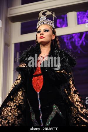 (140111) -- ISTANBUL, 10 gennaio 2014 (Xinhua) -- Un modello presenta una creazione a tema turco di Muammer Ketenci durante la Istanbul Fashion Show of Civilizations a Istanbul, Turchia, il 10 gennaio 2014. La sfilata ha esposto 61 creazioni di motivi islamici, ebraici e cristiani. Ha dato i messaggi di pace e amicizia, dimostrando che Istanbul è una città di multiculturalità. (Xinhua/Lu Zhe) (bxq) TURCHIA-ISTANBUL-SFILATA DI MODA-RELIGIONI-CIVILTÀ PUBLICATIONxNOTxINxCHN Istanbul 10 gennaio 2014 XINHUA A Model presenta una creazione a tema turco di Muammer durante la Moda di Istanbul Foto Stock