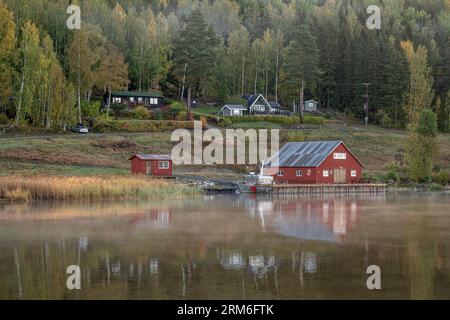 Case svedesi e formiche di montagna sul mare nel campeggio skuleberget caravan a Hoga Kusten in Svezia. Foto Stock