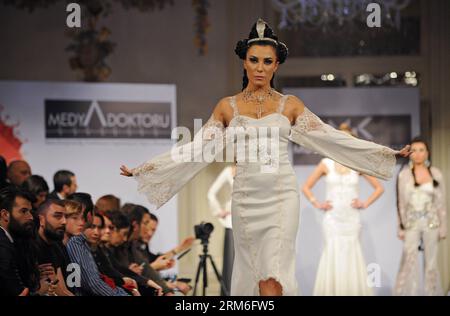 (140111) -- ISTANBUL, 10 gennaio 2014 (Xinhua) -- Models presentano creazioni a tema cristiano di Muammer Ketenci durante l'Istanbul Fashion Show of Civilizations a Istanbul, Turchia, il 10 gennaio 2014. La sfilata ha esposto 61 creazioni di motivi islamici, ebraici e cristiani. Ha dato i messaggi di pace e amicizia, dimostrando che Istanbul è una città di multiculturalità. (Xinhua/Lu Zhe) (bxq) TURCHIA-ISTANBUL-SFILATA DI MODA-RELIGIONI-CIVILTÀ PUBLICATIONxNOTxINxCHN Istanbul 10 gennaio 2014 i modelli XINHUA presentano le creazioni a tema cristiano di Muammer durante l'Istanbul Fashion SH Foto Stock