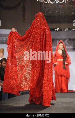 (140111) -- ISTANBUL, 10 gennaio 2014 (Xinhua) -- Models presentano creazioni a tema islamico di Muammer Ketenci durante l'Istanbul Fashion Show of Civilizations a Istanbul, Turchia, il 10 gennaio 2014. La sfilata ha esposto 61 creazioni di motivi islamici, ebraici e cristiani. Ha dato i messaggi di pace e amicizia, dimostrando che Istanbul è una città di multiculturalità. (Xinhua/Lu Zhe) (bxq) TURCHIA-ISTANBUL-SFILATA DI MODA-RELIGIONI-CIVILTÀ PUBLICATIONxNOTxINxCHN Istanbul 10 gennaio 2014 i modelli XINHUA presentano le creazioni a tema islamico di Muammer durante la Moda di Istanbul Foto Stock