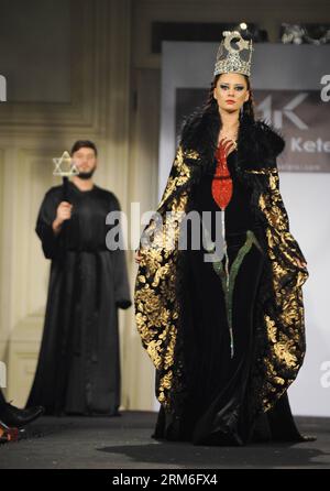 (140111) -- ISTANBUL, 10 gennaio 2014 (Xinhua) -- Models presentano le creazioni a tema turco di Muammer Ketenci durante l'Istanbul Fashion Show of Civilizations a Istanbul, Turchia, il 10 gennaio 2014. La sfilata ha esposto 61 creazioni di motivi islamici, ebraici e cristiani. Ha dato i messaggi di pace e amicizia, dimostrando che Istanbul è una città di multiculturalità. (Xinhua/Lu Zhe) (bxq) TURCHIA-ISTANBUL-SFILATA DI MODA-RELIGIONI-CIVILTÀ PUBLICATIONxNOTxINxCHN Istanbul 10 gennaio 2014 i modelli XINHUA presentano le creazioni a tema turco di Muammer durante il Salone della Moda di Istanbul Foto Stock