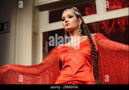 (140111) -- ISTANBUL, 10 gennaio 2014 (Xinhua) -- Un modello presenta una creazione a tema islamico di Muammer Ketenci durante la Istanbul Fashion Show of Civilizations a Istanbul, Turchia, il 10 gennaio 2014. La sfilata ha esposto 61 creazioni di motivi islamici, ebraici e cristiani. Ha dato i messaggi di pace e amicizia, dimostrando che Istanbul è una città di multiculturalità. (Xinhua/Lu Zhe) (bxq) TURCHIA-ISTANBUL-SFILATA DI MODA-RELIGIONI-CIVILTÀ PUBLICATIONxNOTxINxCHN Istanbul 10 gennaio 2014 XINHUA A Model presenta alla creazione a tema islamico di Muammer durante il Fashio di Istanbul Foto Stock