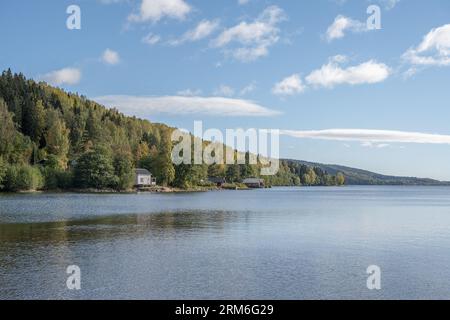 Case svedesi e formiche di montagna sul mare nel campeggio skuleberget caravan a Hoga Kusten in Svezia. Foto Stock