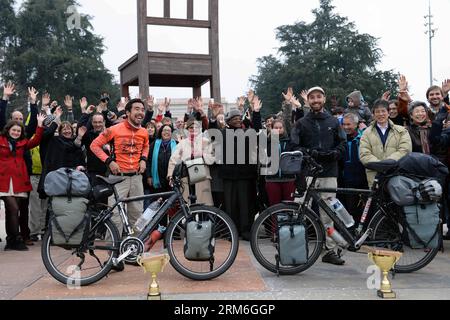 (140112) -- GINEVRA, 12 gennaio 2014 (Xinhua) -- Akira Shiraishi (fronte L) e Sebastien Etienne (fronte R) si pongono con i cittadini quando finiscono il loro viaggio globale a Ginevra, in Svizzera, 12 gennaio 2014. Akira Shiraishi e Sebastien Etienne hanno completato un giro di viaggi in bicicletta attraverso l'Europa, il Sud America e l'Asia. Dopo 19.000 km di ciclismo attraverso 23 paesi entro 17 mesi, tornarono a Ginevra il 12 gennaio 2014. (Xinhua/Wang Siwei) SVIZZERA-GINEVRA-GLOBAL TRAVEL-BIKE PUBLICATIONxNOTxINxCHN Ginevra 12 gennaio 2014 XINHUA Akira Shiraishi Front l e Sebastien Etienne Front r pose Foto Stock