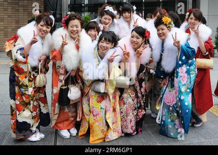 (140113) -- OSAKA, 13 gennaio 2014 (Xinhua) -- le giovani ragazze vestite con kimono tradizionali posano per le foto durante la cerimonia annuale del Coming-of-Age Day tenutasi a Osaka, Giappone, 13 gennaio 2014. Le persone che compiono 20 anni prendono parte alla cerimonia annuale del giorno della maggiore età il secondo lunedì di gennaio in Giappone.(Xinhua/ma Xinghua)(AXY) GIAPPONE-OSAKA-COMING-OF-AGE DAY-CELEBRATION PUBLICATIONxNOTxINxCHN Osaka 13 gennaio 2014 XINHUA Young Girls vestite con kimono per le foto durante la cerimonia annuale del Coming of Age Day Hero A Osaka Giappone 13 gennaio 2014 celebrità che hanno compiuto 20 anni Take Foto Stock