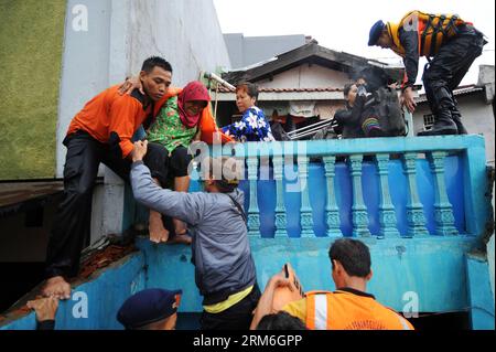 (140113) -- GIACARTA, 13 gennaio 2014 (Xinhua) -- i soccorritori evacuano un residente a Giacarta, Indonesia, 13 gennaio 2013. La capitale indonesiana Giacarta sta prendendo precauzioni per garantire la sicurezza delle persone da possibili inondazioni più grandi, poiché finora oltre 5.000 persone sono state sfollate dalle acque, ha detto un funzionario qui lunedì. (Xinhua/veri Sanovri)(ctt) INDONESIA-JAKARTA-FLOOD PUBLICATIONxNOTxINxCHN Giacarta 13 gennaio 2014 XINHUA Rescue evacuare un residente a Giacarta Indonesia 13 gennaio 2013 La capitale indonesiana Giacarta STA prendendo precauzioni per garantire la sicurezza delle celebrità da possibili inondazioni più grandi Foto Stock