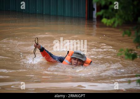 (140113) -- GIACARTA, 13 gennaio 2014 (Xinhua) -- Un soccorritore nuota nelle acque alluvionali a Giacarta, Indonesia, 13 gennaio 2013. La capitale indonesiana Giacarta sta prendendo precauzioni per garantire la sicurezza delle persone da possibili inondazioni più grandi, poiché finora oltre 5.000 persone sono state sfollate dalle acque, ha detto un funzionario qui lunedì. [Xinhua/veri Sanovri)(ctt) INDONESIA-GIACARTA-FLOOD PUBLICATIONxNOTxINxCHN Giacarta 13 gennaio 2014 XINHUA un soccorritore nuota nelle acque alluvionali di Giacarta Indonesia 13 gennaio 2013 La capitale indonesiana Giacarta STA prendendo precauzioni per garantire la sicurezza delle celebrità di possibili Bigg Foto Stock