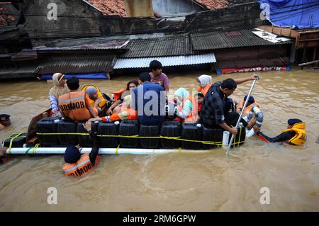 (140113) -- GIACARTA, 13 gennaio 2014 (Xinhua) -- i soccorritori evacuano le persone in una barca sulle acque alluvionali a Giacarta, Indonesia, 13 gennaio 2013. La capitale indonesiana Giacarta sta prendendo precauzioni per garantire la sicurezza delle persone da possibili inondazioni più grandi, poiché finora oltre 5.000 persone sono state sfollate dalle acque, ha detto un funzionario qui lunedì. (Xinhua/veri Sanovri)(ctt) INDONESIA-GIACARTA-FLOOD PUBLICATIONxNOTxINxCHN Giacarta 13 gennaio 2014 XINHUA Rescue evacuare celebrità in una barca SULL'acqua alluvionale a Giacarta Indonesia 13 gennaio 2013 La capitale indonesiana Giacarta STA prendendo precauzioni per garantire che Foto Stock