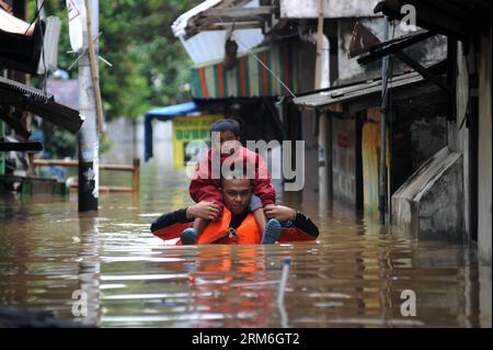 (140113) -- GIACARTA, 13 gennaio 2014 (Xinhua) -- Un uomo porta un bambino in acqua alluvionale a Giacarta, Indonesia, 13 gennaio 2013. La capitale indonesiana Giacarta sta prendendo precauzioni per garantire la sicurezza delle persone da possibili inondazioni più grandi, poiché finora oltre 5.000 persone sono state sfollate dalle acque, ha detto un funzionario qui lunedì. (Xinhua/veri Sanovri)(ctt) INDONESIA-JAKARTA-FLOOD PUBLICATIONxNOTxINxCHN Giacarta 13 gennaio 2014 XINHUA a Man Holes a Child in flood water in Jakarta Indonesia 13 gennaio 2013 La capitale indonesiana Giacarta STA prendendo precauzioni per garantire la sicurezza delle celebrità dal possibile Foto Stock