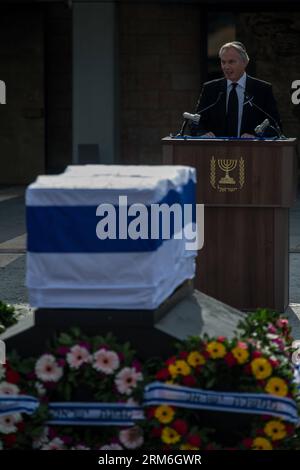 (140113) -- GERUSALEMME, 13 gennaio 2014 (Xinhua) -- il rappresentante del Quartetto ed ex primo ministro britannico Tony Blair si rivolge a una cerimonia commemorativa di stato dell'ex primo ministro israeliano Ariel Sharon alla Knesset (parlamento) israeliana a Gerusalemme, il 13 gennaio 2014. Il servizio commemorativo di stato si è tenuto qui lunedì alla presenza di leader internazionali, tra cui il vicepresidente degli Stati Uniti Joe Biden e il rappresentante del Quartetto e l'ex primo ministro britannico Tony Blair. L'ex primo ministro israeliano Ariel Sharon, una figura controversa che ha alterato il corso del Medio Oriente, è morto in un ospedale vicino a te Foto Stock