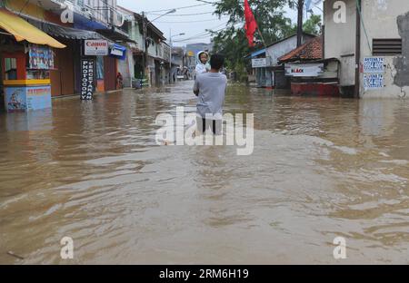 (140113) -- GIACARTA, 13 gennaio 2014 (Xinhua) -- Un uomo porta sua figlia attraverso una strada allagata nella loro residenza di quartiere a Tangerang, provincia di Banten, Indonesia, 13 gennaio 2014. (Xinhua/Zulkarnain) INDONESIA-BANTEN-FLOOD PUBLICATIONxNOTxINxCHN Giacarta 13 gennaio 2014 XINHUA un uomo trasporta sua figlia attraverso una strada allagata NELLA loro residenza di quartiere nella provincia di Banten Indonesia 13 gennaio 2014 XINHUA Indonesia Banten Flood PUBLICATIONxNOTxINxCHN Foto Stock