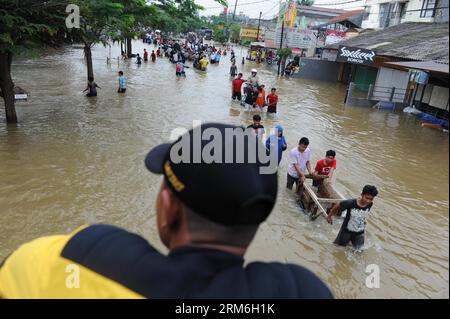 (140113) -- GIACARTA, 13 gennaio 2014 (Xinhua) -- le persone si sono imbattute in una strada allagata a Tangerang, provincia di Banten, Indonesia, 13 gennaio 2014. (Xinhua/Zulkarnain) INDONESIA-BANTEN-FLOOD PUBLICATIONxNOTxINxCHN Giacarta 13 gennaio 2014 XINHUA Celebrities Calf attraverso una strada allagata nella provincia di Banten Indonesia 13 gennaio 2014 XINHUA Indonesia Banten Flood PUBLICATIONxNOTxINxCHN Foto Stock