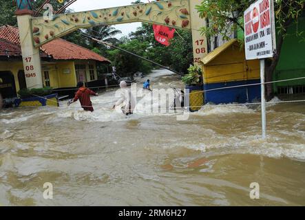 (140113) -- GIACARTA, 13 gennaio 2014 (Xinhua) -- le persone si sono imbattute in una strada allagata nella loro residenza di quartiere a Tangerang, provincia di Banten, Indonesia, 13 gennaio 2014. (Xinhua/Zulkarnain) INDONESIA-BANTEN-FLOOD PUBLICATIONxNOTxINxCHN Giacarta 13 gennaio 2014 XINHUA Celebrities Calf attraverso una strada allagata NELLA loro residenza di quartiere nella provincia di Banten Indonesia 13 gennaio 2014 XINHUA Indonesia Banten Flood PUBLICATIONxNOTxINxCHN Foto Stock