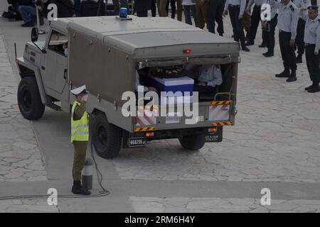 (140113) -- GERUSALEMME, 13 gennaio 2014 (Xinhua) -- rappresentanti delle forze di difesa israeliane (IDF) ufficiali e soldati prendono parte al saluto alla bara dell'ex primo ministro israeliano Ariel Sharon dopo una cerimonia militare presso il sito commemorativo del corpo corazzato israeliano, Latrun, vicino a Gerusalemme, il 13 gennaio 2014. Gli eventi commemorativi del primo ministro israeliano Ariel Sharon, morto sabato, erano in corso lunedì mattina con una cerimonia commemorativa tenutasi di fronte all'edificio Knesset (parlamento israeliano). (Xinhua/Muammar Awad) MIDEAST-JERUSALEM-SHARON-MILIRATY CERIMONIA PUBLICAT Foto Stock