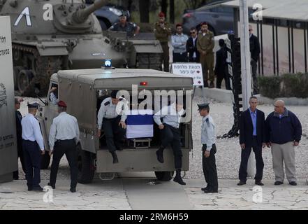 (140113) -- GERUSALEMME, 13 gennaio 2014 (Xinhua) -- ufficiali e soldati delle forze di difesa israeliane (IDF) scendono da un veicolo che trasporta la bara dell'ex primo ministro israeliano Ariel Sharon durante una cerimonia militare nel sito commemorativo del corpo corazzato israeliano, Latrun, vicino a Gerusalemme, il 13 gennaio 2014. Gli eventi commemorativi del primo ministro israeliano Ariel Sharon, morto sabato, erano in corso lunedì mattina con una cerimonia commemorativa tenutasi di fronte all'edificio Knesset (parlamento israeliano). (Xinhua/Muammar Awad) MIDEAST-JERUSALEM-SHARON-MILIRATY CEREMONY PUBLICATIONxNOTxINxCH Foto Stock